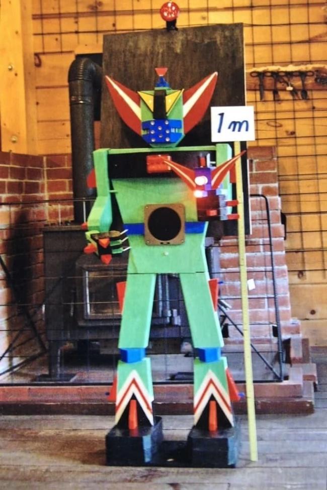 射的の的となる柴崎さん手作りの木でできたロボットの写真