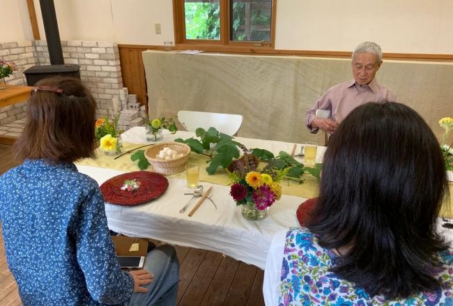 自分で活けたものをテーブルに配置し食事している様子