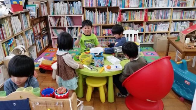 絵本の広場で子供が遊んでいる様子
