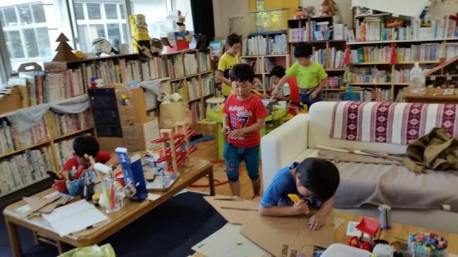 絵本の広場を利用している子供たちの写真