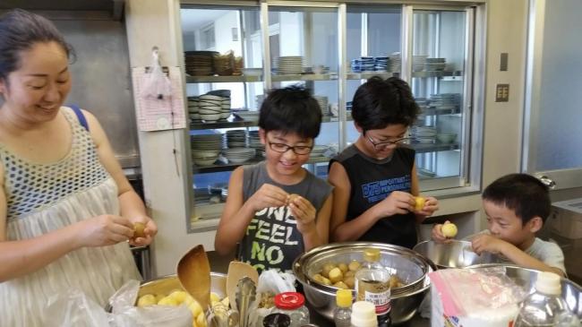 料理の準備をしている様子