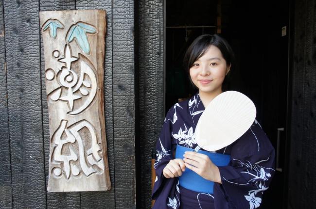 モデルさんと手すき和紙工房『潮紙』看板前での写真