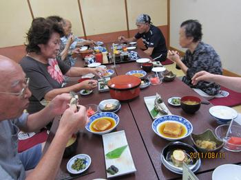 銀サケを食べている様子