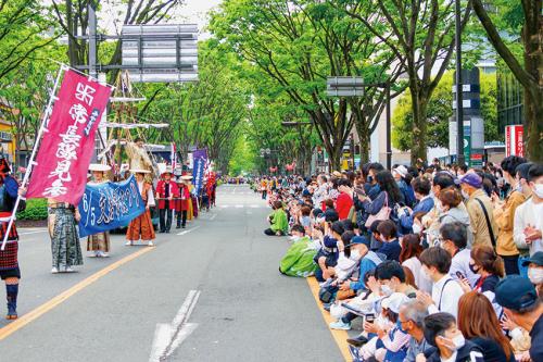 5月15日、青葉まつりで常長まつりをアピールする町長たち歓