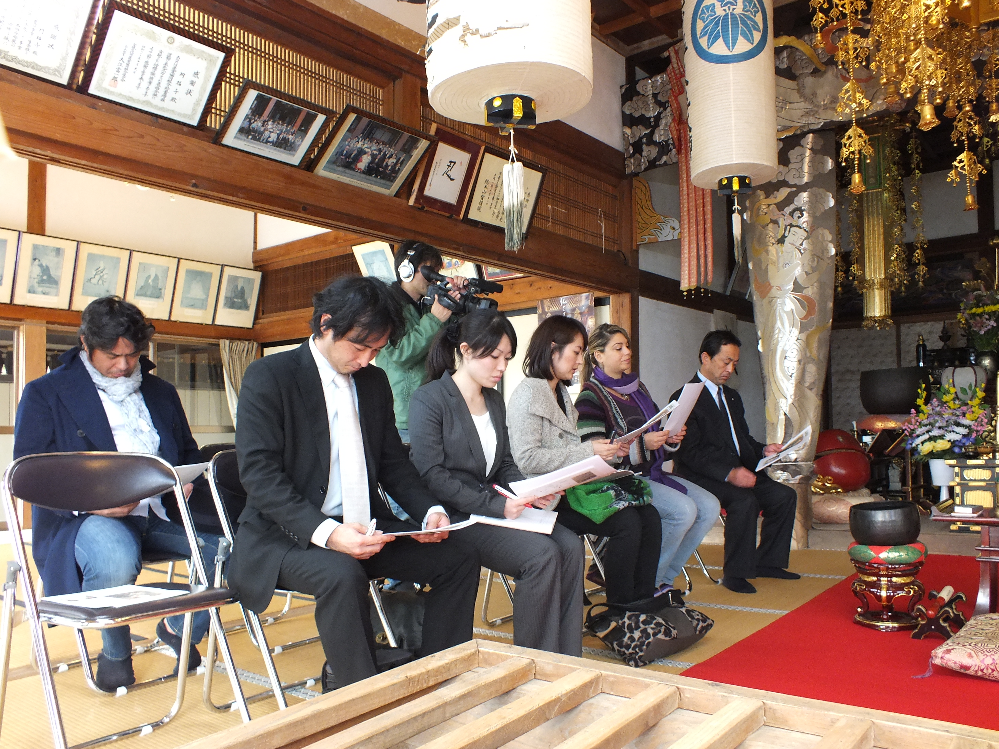 ​支倉常長の墓がある「 円福寺」にて取材​している様子