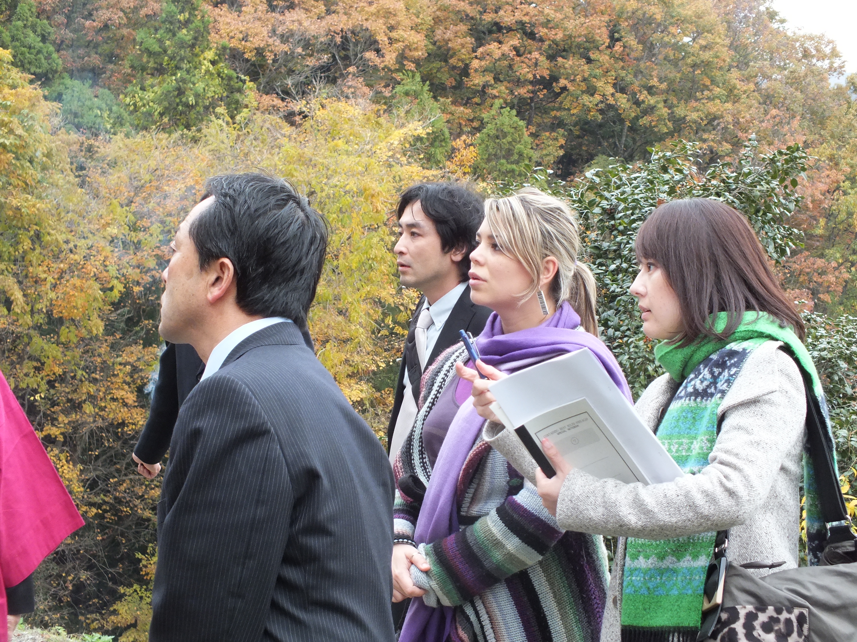 支倉常長の墓所を取材​している様子